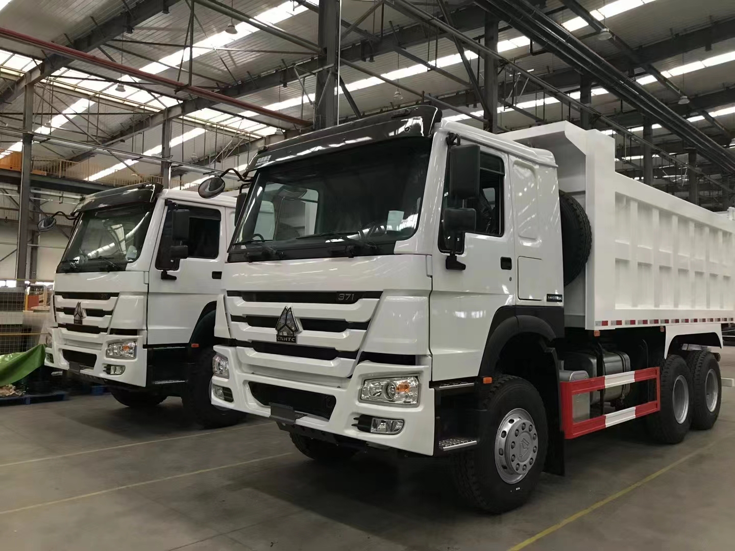 SINOTRUK HOWO 6*4 DUMP TRUCK SIND LIEFERBEREIT