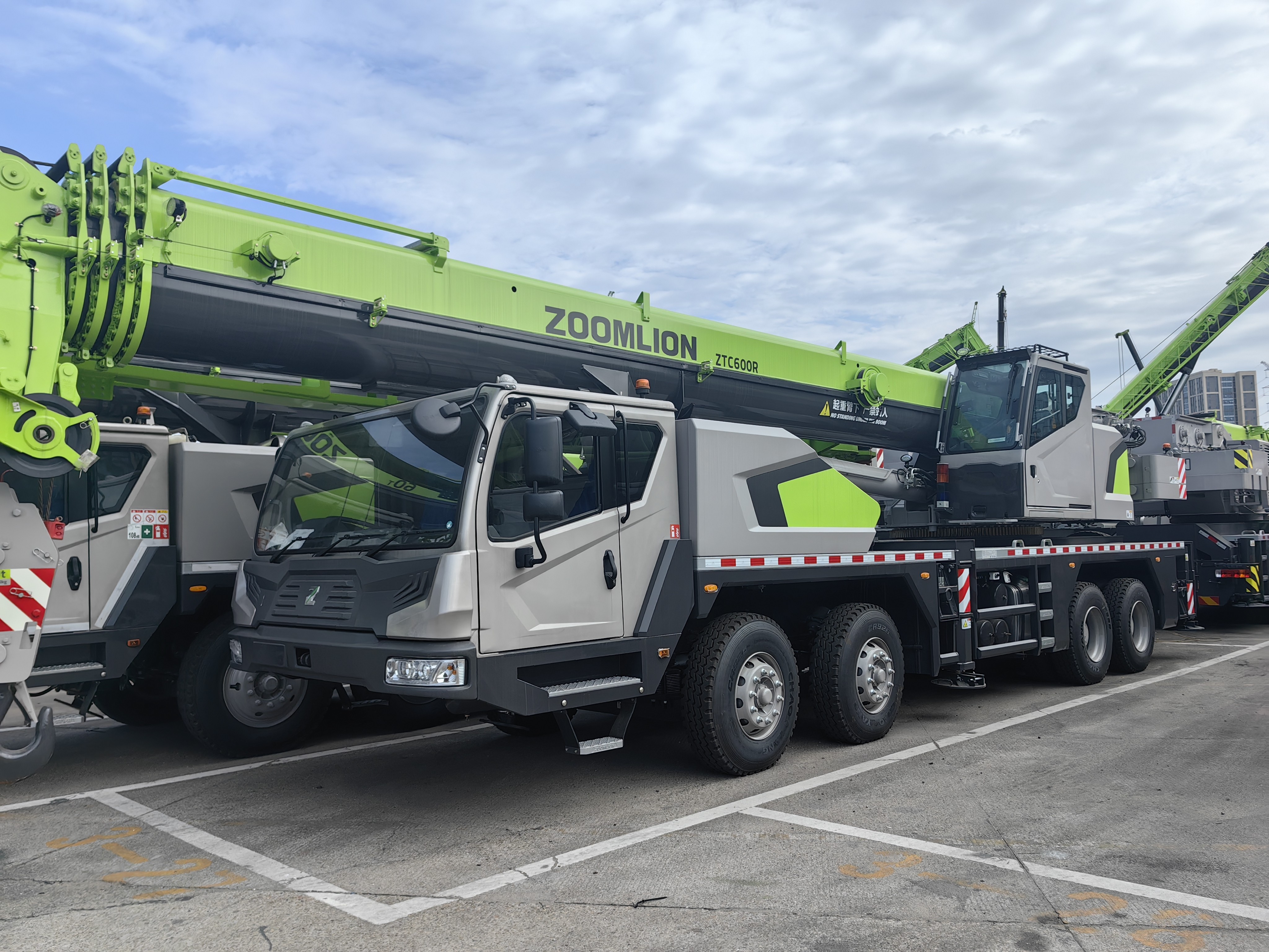 Ein Einheit 60T -LKW -Kran ist zur Lieferung bereit